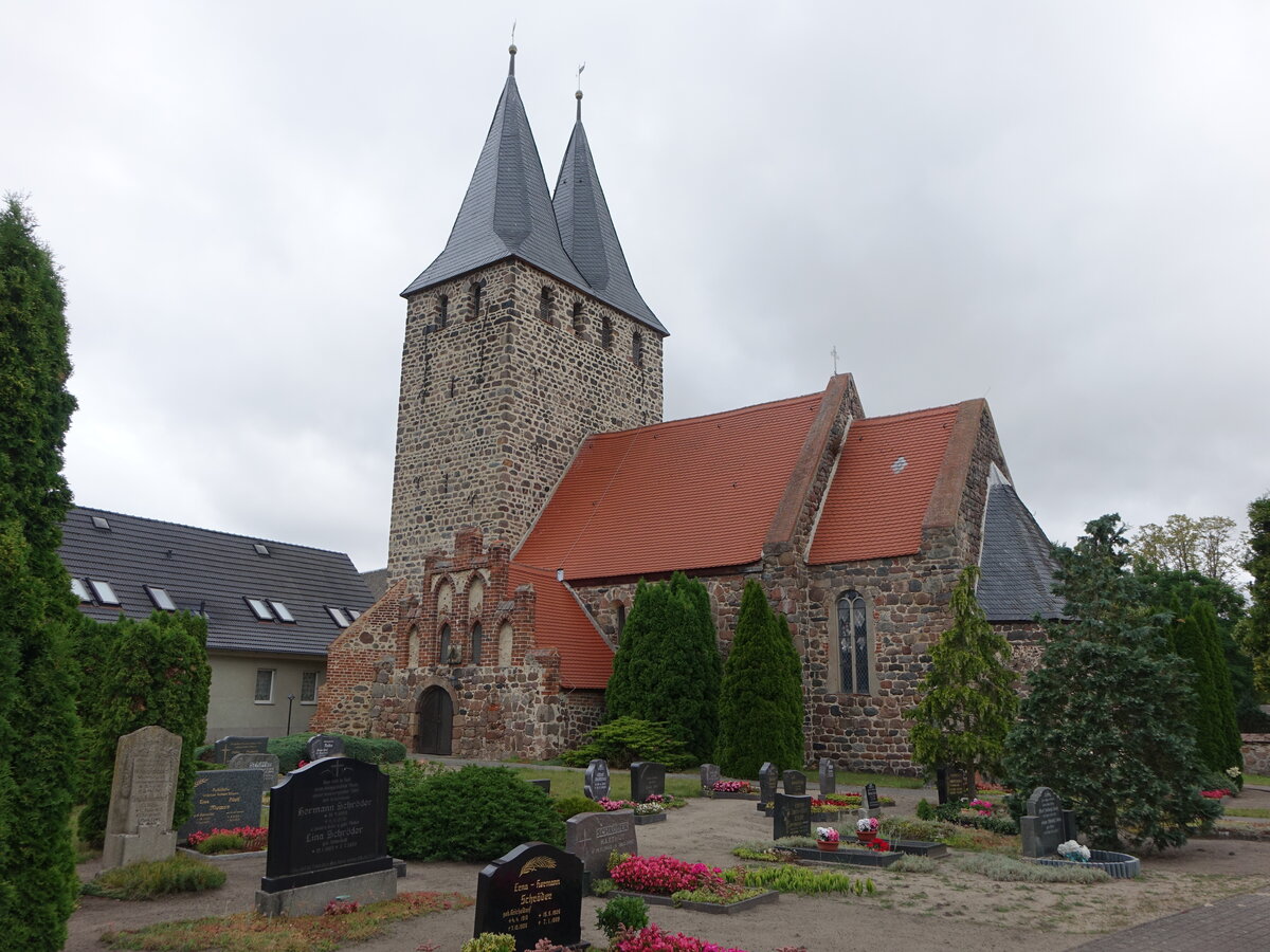 Klein Schwechten, evangelische St. Laurentius Kirche, sptromanische Feldsteinkirche aus dem spten 12. Jahrhundert (09.07.2025)