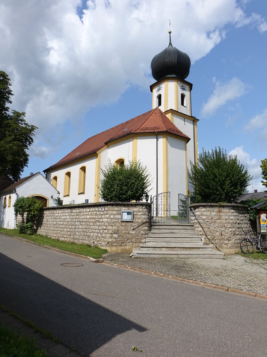 Kleinalfalterbach, kath. Pfarrkirche St. Andreas, Saalbau mit eingezogenem Polygonalchor, Flankenturm und Putzgliederungen, erbaut 1739 (20.08.2017)