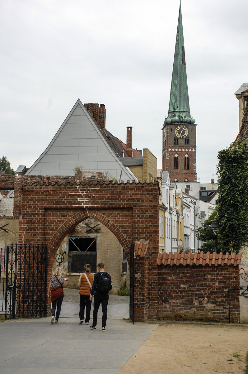 Kleine Altefhre in der Lbecker Altstadt. Im Hintergrund ist die St.-Jakobi-Kirche zu sehen. Aufnahme: 22. August 2021.