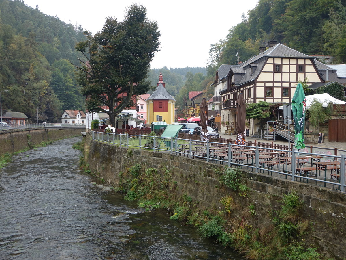 Kleine Dorfkirche und Fachwerkhaus in Hrensko / Herrnsketschen im Elbsandsteingebirge (27.09.2019)