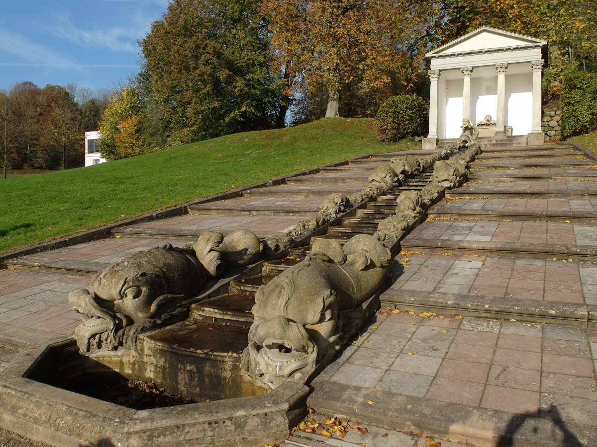 Kleine Kaskade und Tempel im Neuwerkgarten als wenige erhaltene Reste aus der Zeit des Barock; Gottorf, 01.11.2014
