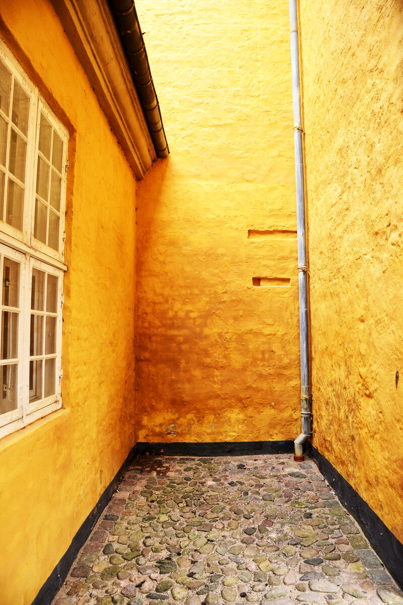 Kleine Nische im Innenhof des Museums fr Zeitgenssische Kunst in Roskilde. Aufnahme: 20. Juni 2023.