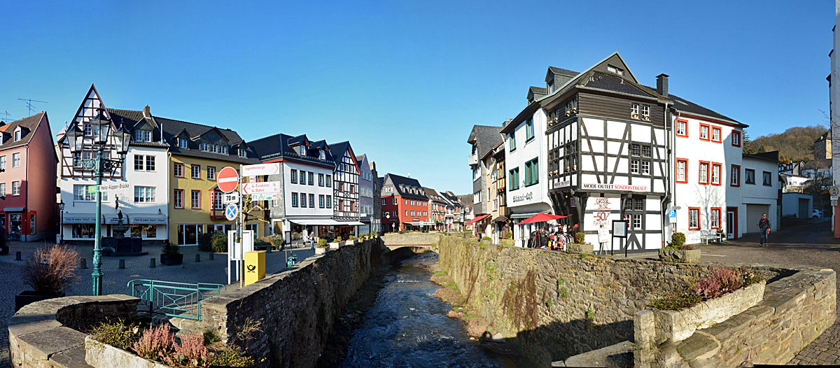 Kleine Panoramaaufnahme von Bad Mnstereifel, in der Mitte die  Erft , die Werther Strae und diverse Fachwerkbauten - 31.01.2014