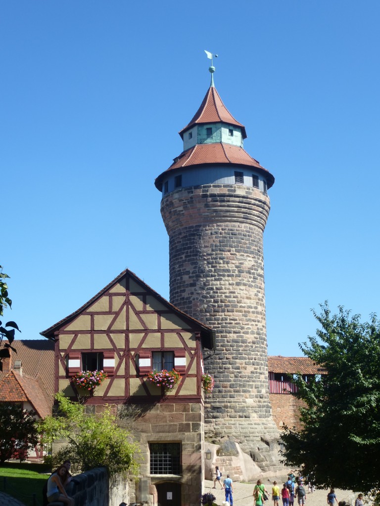 Kleiner Blick zum Turm der Nrnberger Burg am 06.09.2013. 