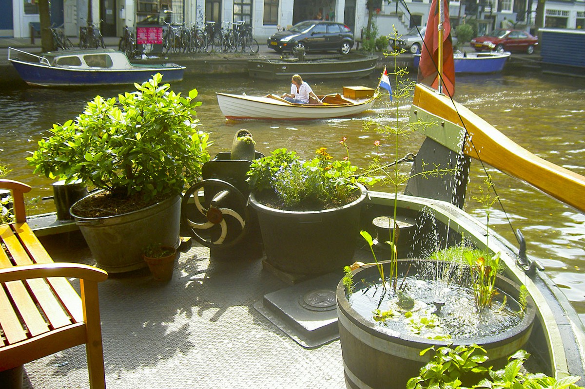 Kleiner Garten auf einem Amsterdamer Wohnboot. Aufnahme: August 2006.