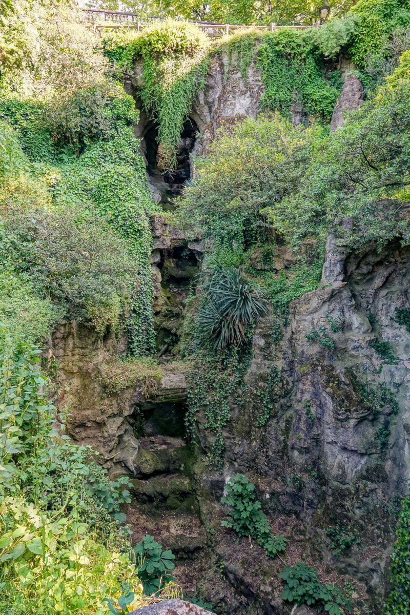 Kleiner Wasserfall im Parc des Buttes Chamount in Paris. Foto: Juni, 2023.