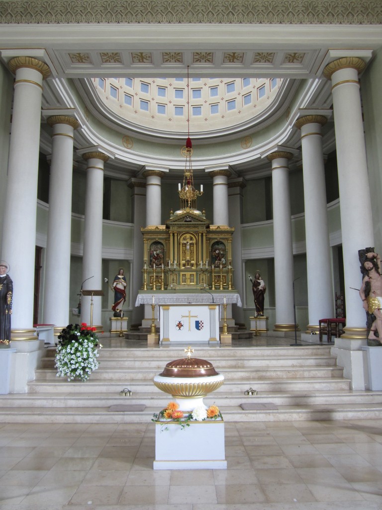 Kleinerdlingen, klassizistischer Hochaltar der St. Johannes Baptist Kirche (24.08.2014)