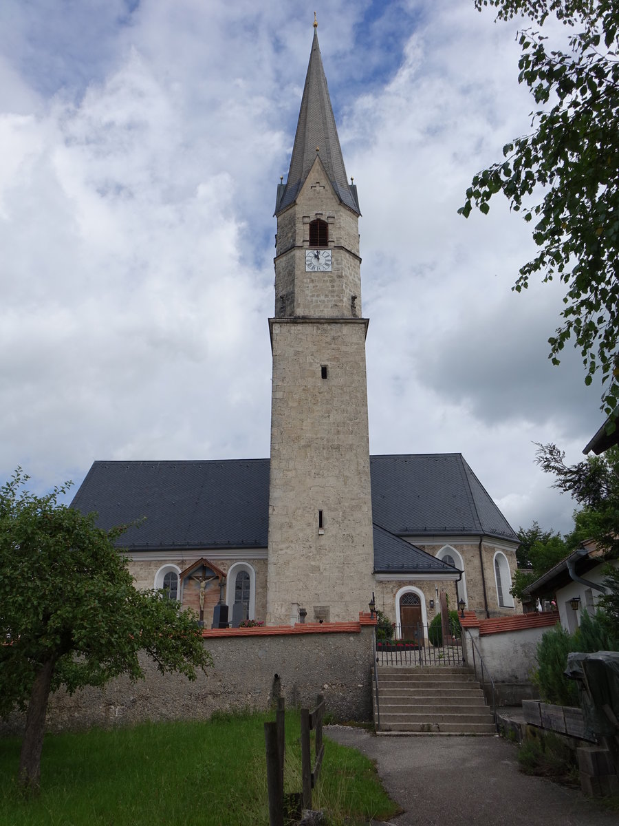 Kleinpienzenau, katholische Filialkirche Sankt Georg, unverputzter Tuffquaderbau, Saalbau mit leicht eingezogenem Chor und Sdturm, erbaut bis 1496, 1766 barockisiert, 
Turmoberbau Mitte des 19. Jahrhundert (03.07.2016)