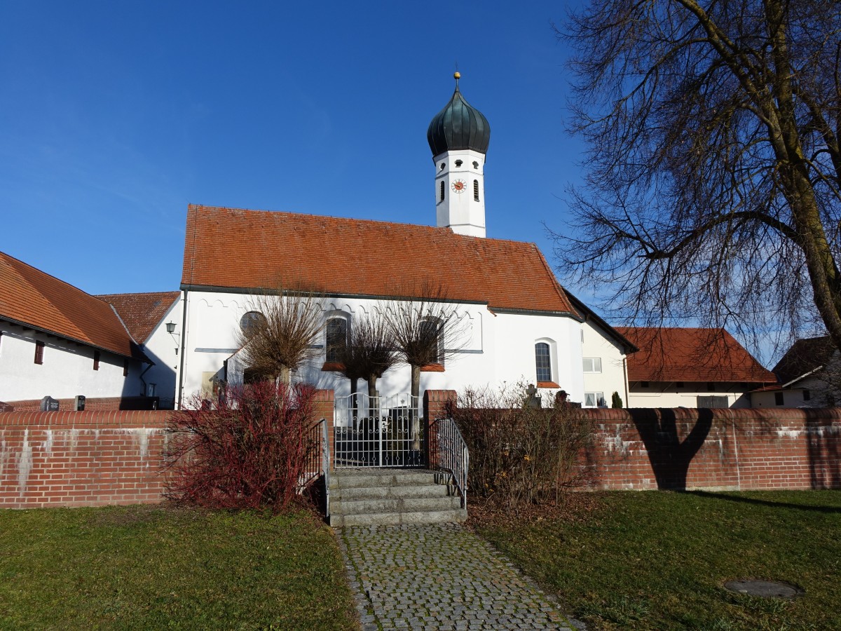 Kleinreichertshofen, kath. Filialkirche St. Ulrich, verputzte Saalkirche mit Satteldach, nrdlichem Chorflankenturm mit oktogonalem Aufsatz und Zwiebelhaube, Turm erbaut 1710 (27.12.2015)
