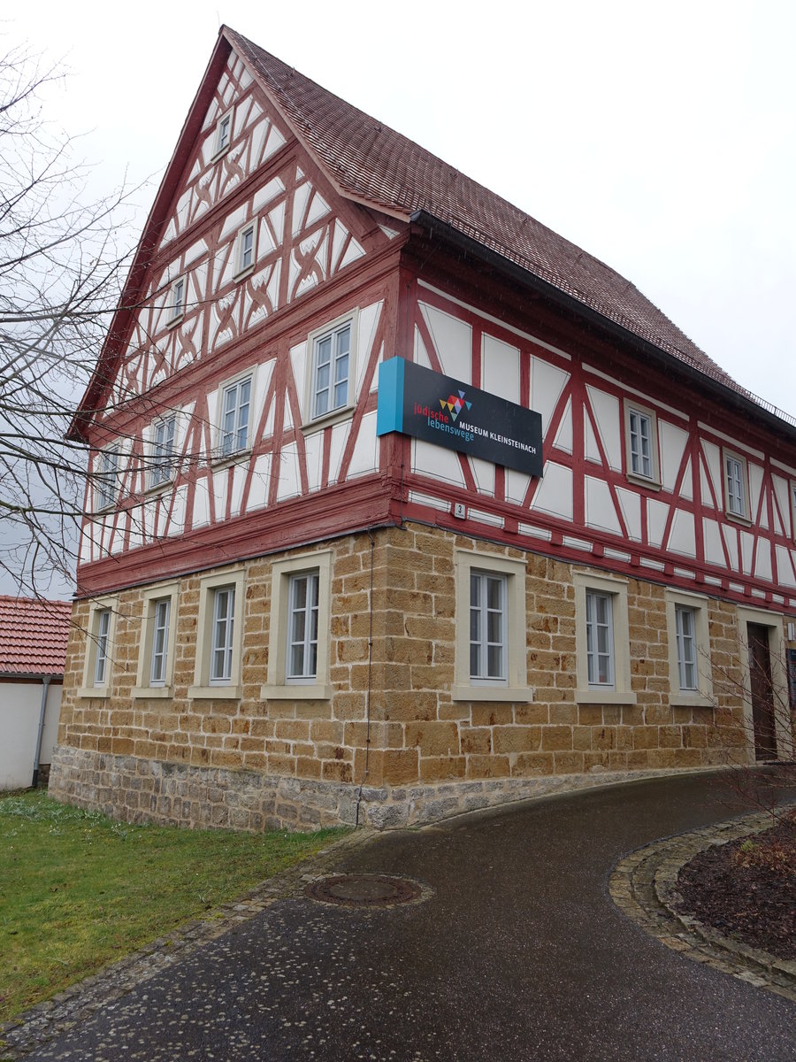 Kleinsteinach, Jdisches Museum am Kirchplatz, Zweigeschossiger und giebelstndiger Satteldachbau mit Fachwerkobergeschoss, erbaut im 17. Jahrhundert (25.03.2016)