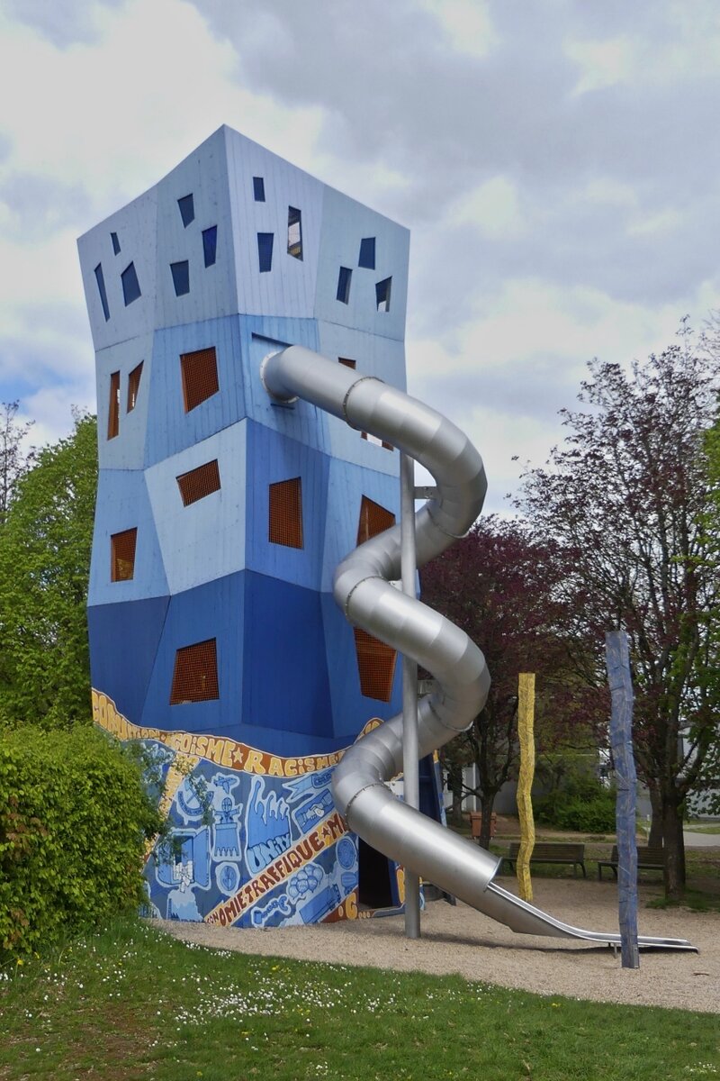 Kletterturm beim Kinderspielplatz im Central Park nahe der Coque in der Stadt Luxemburg. 04.2024