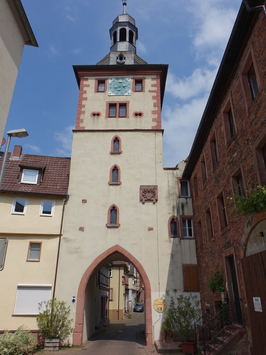 Klingenberg am Main, Brunntorturm, sechsgeschossiger Torturm ber quadratischem Grundriss mit spitzbogiger Durchfahrt und verschieferter welscher Haube, 15. Jahrhundert (13.05.2018)