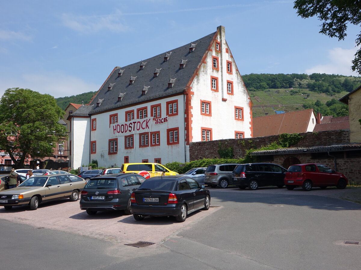 Klingenberg am Main, ehemaliger Adelssitz der Freiherrn von Aulenbach und Mairhofen, dreigeschossiger Satteldachbau mit Sulenerker, erbaut von 1560 bis 1562 (13.05.2018)