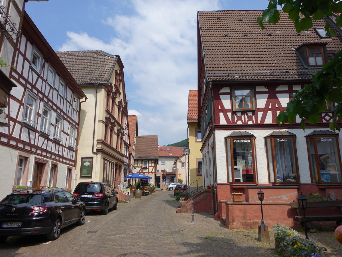 Klingenberg am Main, historische Fachwerkhuser in der Kirchenstrae (13.05.2018)