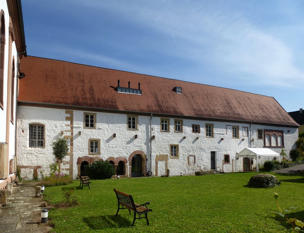 Klingenmnster, Blick vom Innenbereich auf den Ostflgel des ehemaligen Klosters, Sept.2017