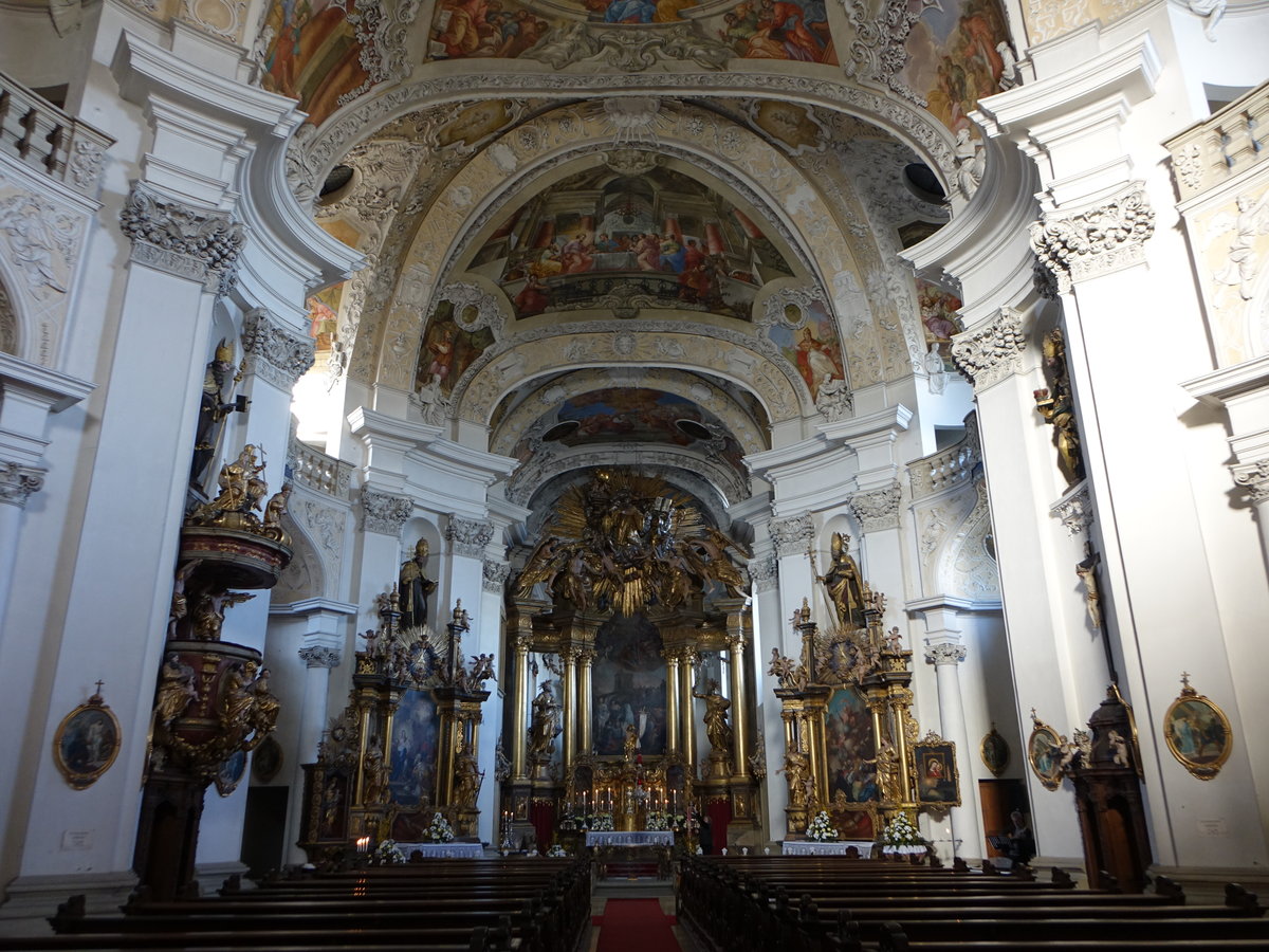 Kloster Banz, barocker Innenraum der Klosterkirche, Hochaltar und Kanzel von Balthasar Esterbauer, Deckenfresken von Melchior Steidl. Das Chorgesthl mit reichen Intarsienfeldern wurde vom Schnbornschen Hofschreiner und Ebenisten Johann Georg Netfell geschaffen (07.04.2018)