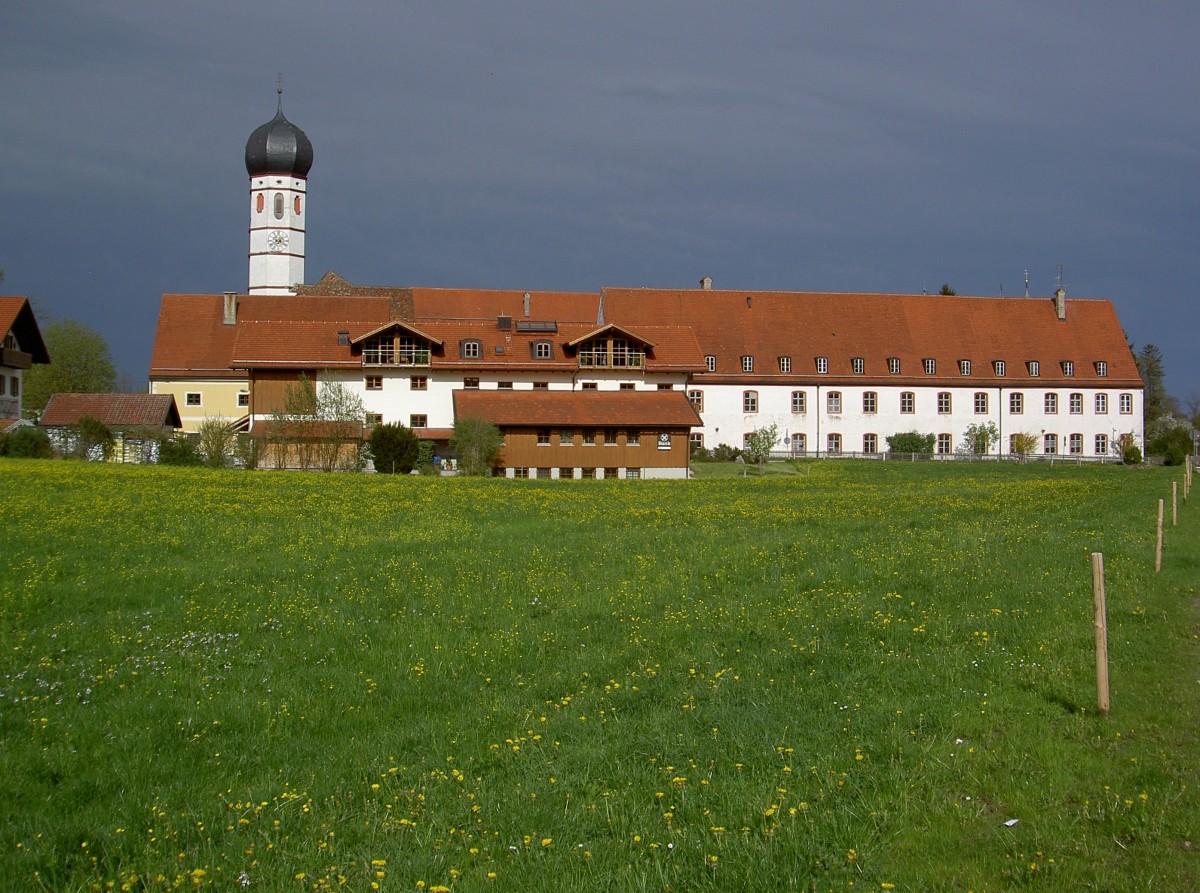 Kloster Beuerberg, ehem. Augustiner-Chorherrenkloster, Klosterkirche erbaut von 1630 bis 1635 durch Baumeister Issak Bader (29.04.2012)