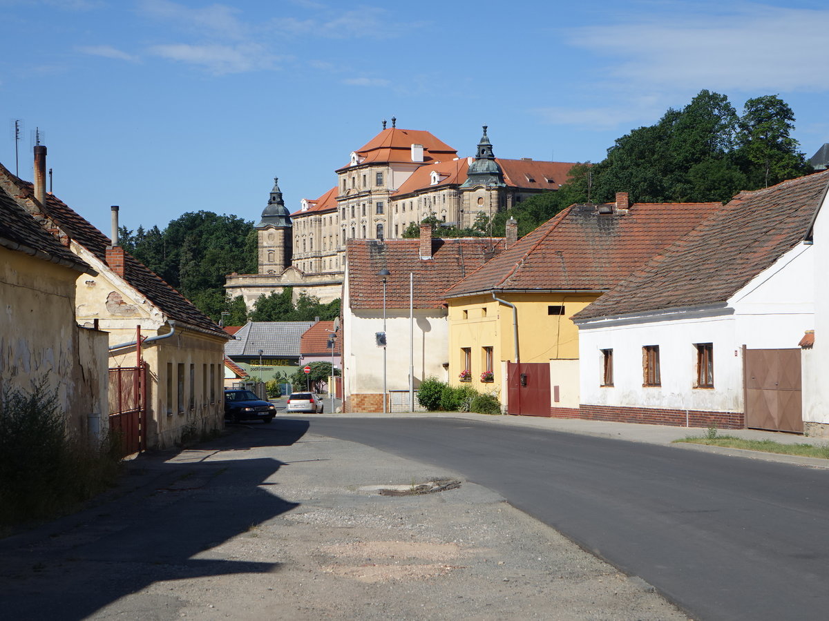 Kloster Chotesov, ehemaliges Prmonstratenserinnenkloster, gegrndet 1202 durch Hroznata von Ovenec, barockes Kloster erbaut bis 1756 durch Jakob Auguston (06.07.2019)