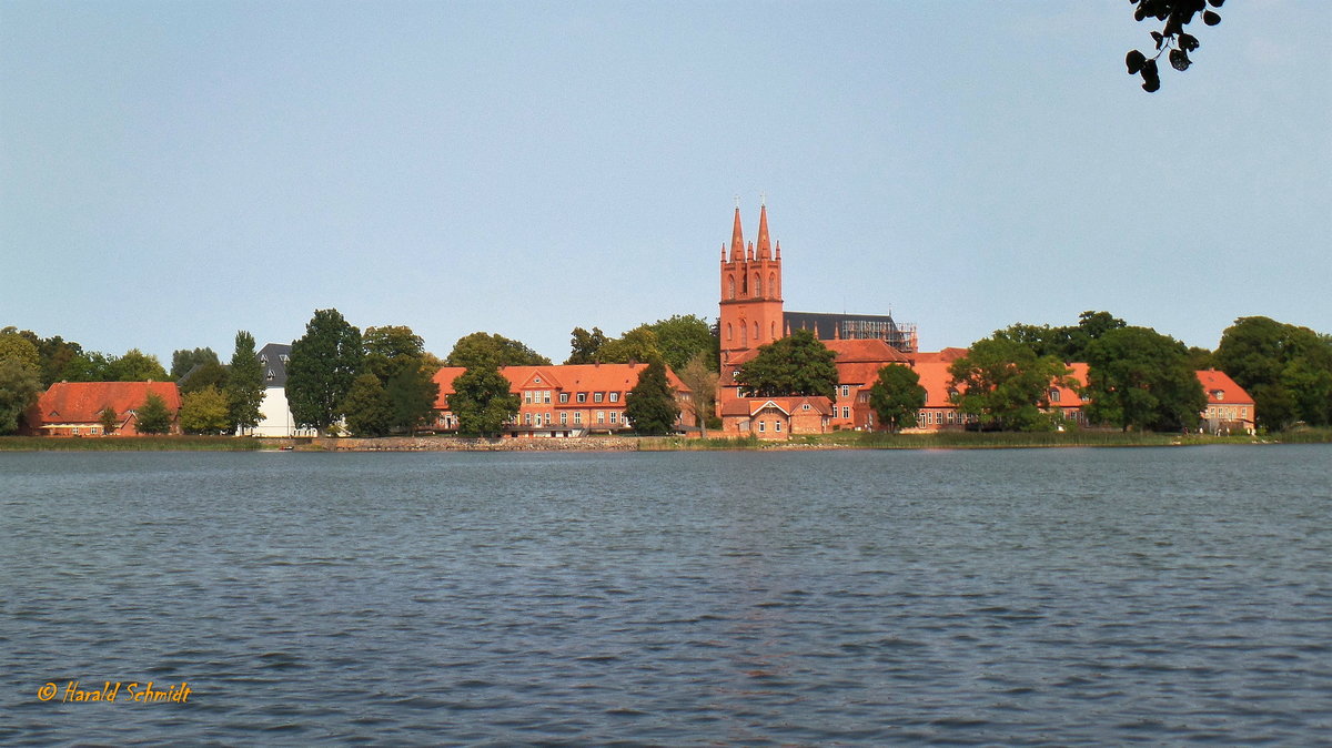 Kloster Dobbertin am 27.8.2016: . Denkmalgeschtztes Kloster bei Goldberg im Landkreis Ludwigslust in Mecklenburg-Vorpommern. 
Es war eines der grten und reichsten Nonnenklster des Benediktinerordens in Mecklenburg. Nach seiner Auflsung 1572 wurde es Landeskloster und ber 370 Jahre als evangelisches Damenstift genutzt. /
