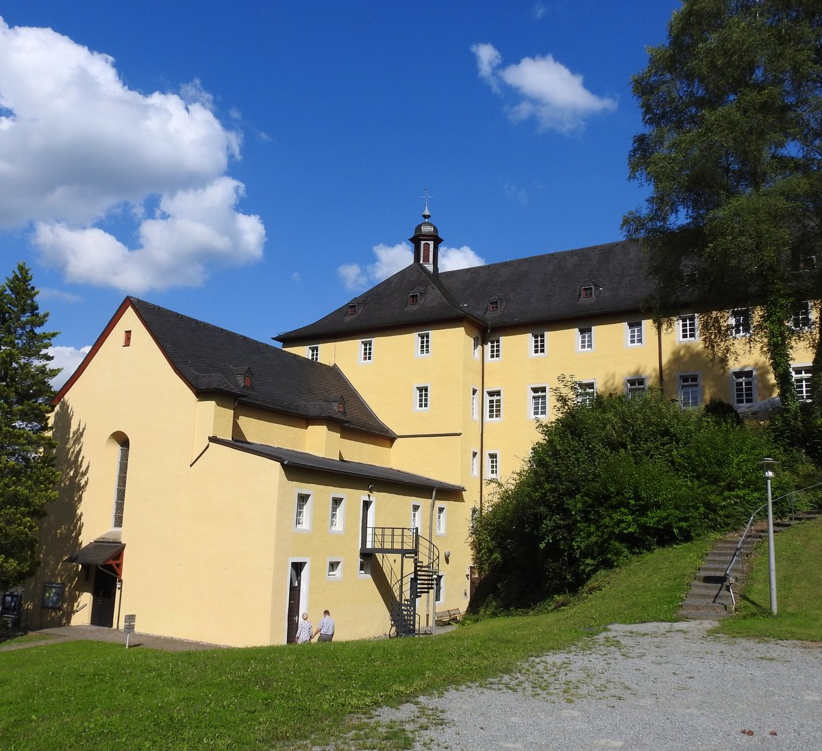 KLOSTER MARIENTHAL BEI HAMM/SIEG
Inmitten lndlicher und waldreicher Abgeschiedenheit liegt Kloster Marienthal,zum Erzbistum KLN gehrig
mit der Wallfahrtskirche  Zur schmerzhaften Mutter .Das frhere Franziskaner-Kloster ist eines der
ltesten Marienheiligtmer Deutschlands,hier am 6.8.2017...