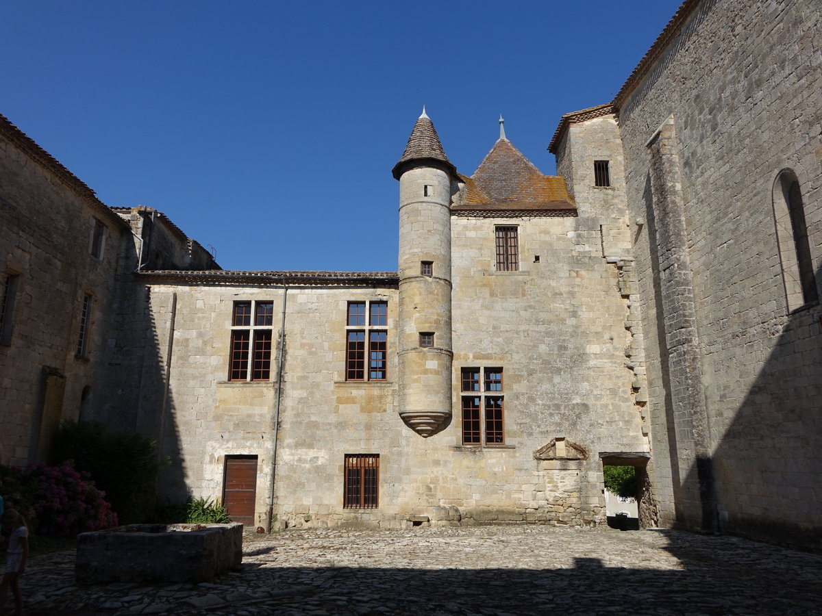 Kloster von Saint-Ferme, im 6. Jahrhundert erstmals nachgewiesen, Grndung als Benediktinerkloster 1080, sptere Befestigung (25.07.2018)