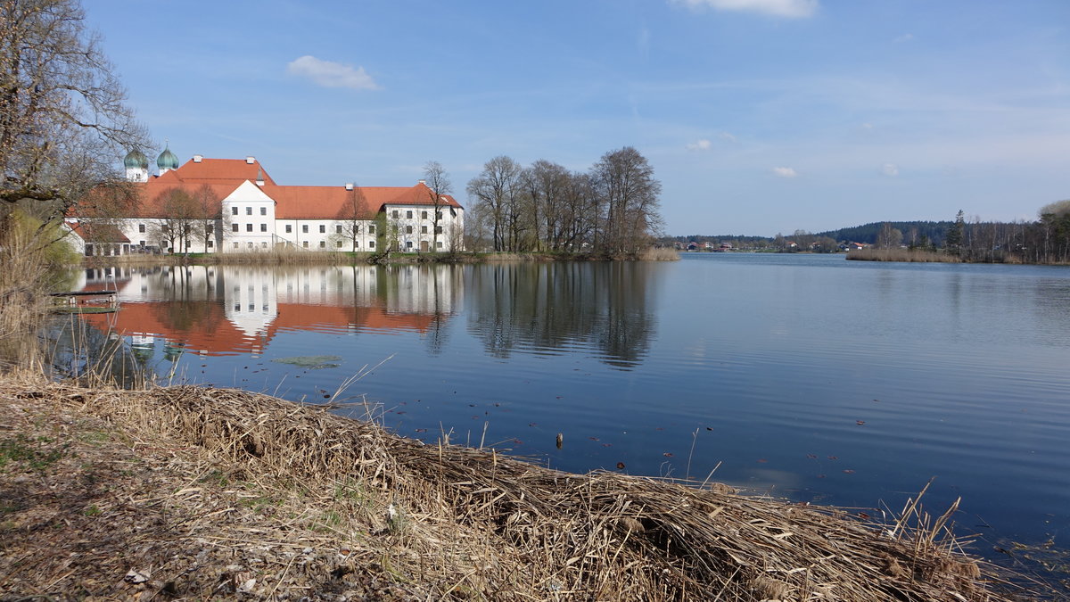 Kloster Seeon. Das Ensemble umfasst das auf einer Insel gelegene ehemalige Benediktinerkloster Seeon mit seinen Gebuden, die benachbarten Kirchen St. Walburg und St. Maria, den Bereich Weinberg am nrdlichen Seeufer sowie einen Teil der angrenzenden Kulturlandschaft (02.04.2017) 