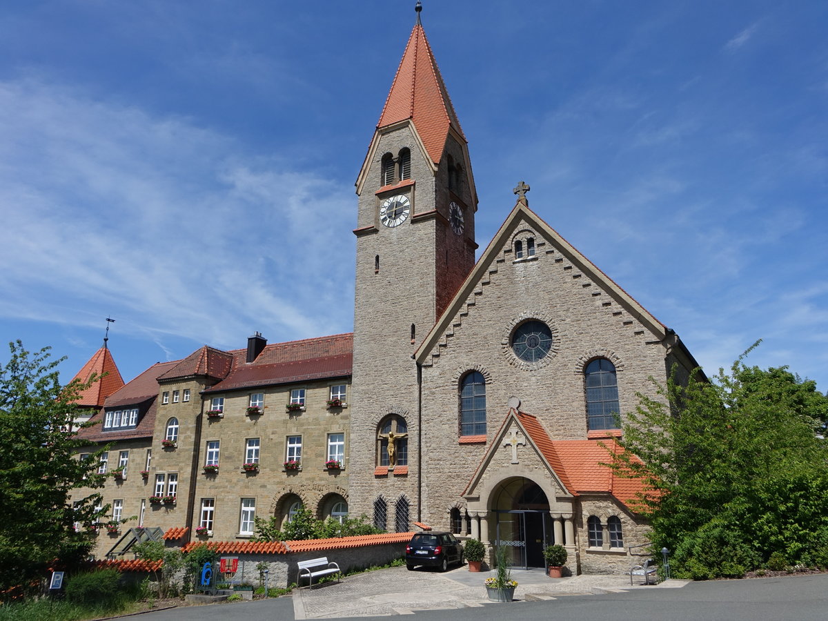 Kloster St. Ludwig, ehemalige Benediktinerklosterkirche St. Ludwig, Saalbau mit eingezogenem Chor und sdlichem Turm mit Spitzhelm, erbaut von 1907 bis 1909 (28.05.2017)