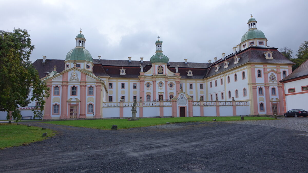 Kloster St. Marienthal,  Zisterzienserinnen-Abtei in der sächsischen Oberlausitz, gegründet 1234, Konventgebäude mit Ehrenhof (17.09.2021)