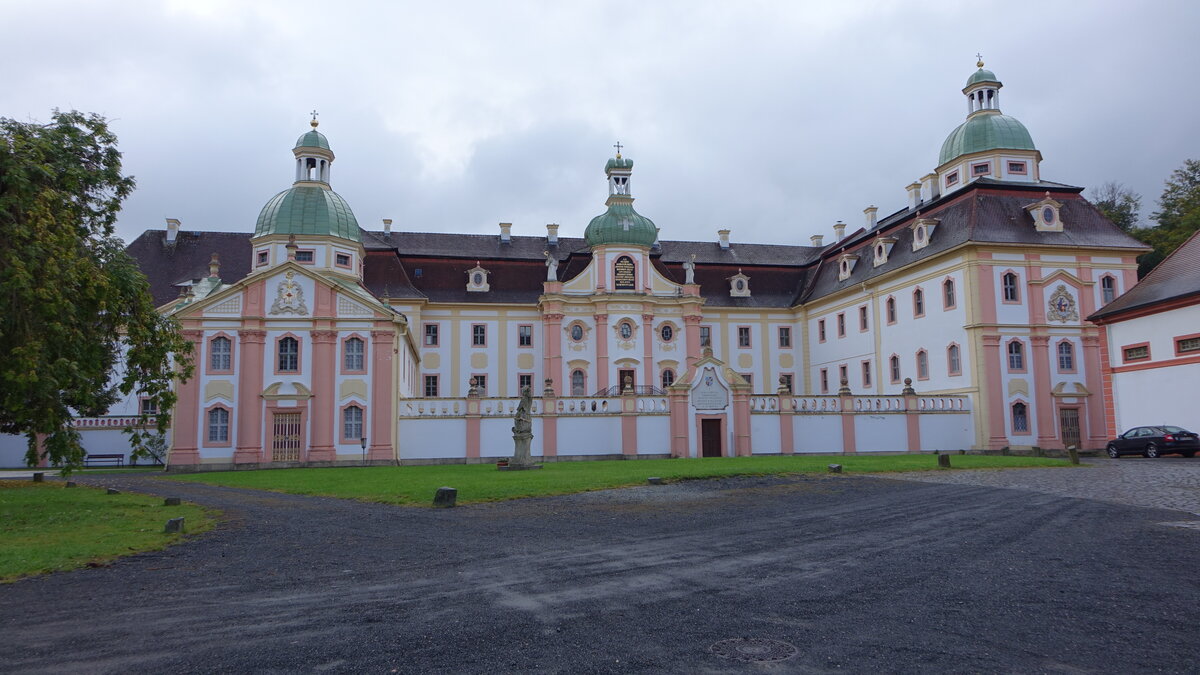 Kloster St. Marienthal,  Zisterzienserinnen-Abtei in der schsischen Oberlausitz, gegrndet 1234, Konventgebude mit Ehrenhof (17.09.2021)