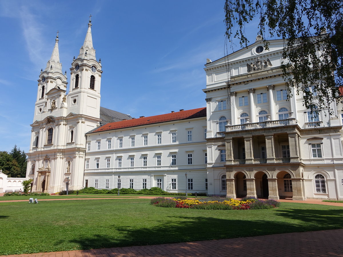 Kloster Zirc, Zisterziensermnchsabtei, gestiftet 1182 durch Knig Bela III., neu erbaut von 1732 bis 1738 durch Abt Heinrich Kahlert (27.08.2018)
