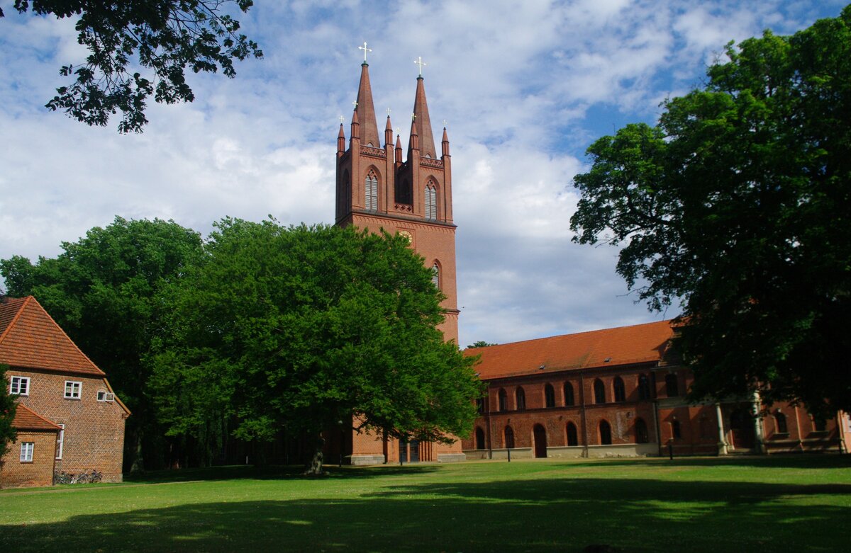 Klosterkirche Dobbertin, gegrndet 1220, Kirche erbaut von 1275 bis 1286, Bau der Doppelturmfassade 1837 (11.07.2012)