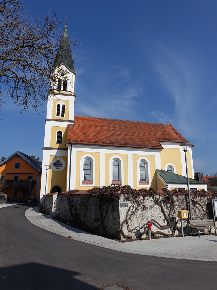 Kneiting, Pfarrkirche St. Peter und Paul, Saalbau mit eingezogenem Chor und westlichem Fassadenturm, erbaut im 17. Jahrhundert, Kirchturm von 1885 (25.03.2018)