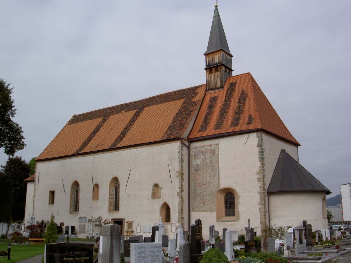 Knittelfeld, Pfarrkirche St. Johann der Tufer im Felde, Ein aus Sandsteinquadern gefgter Bau im romanischen Stil, Quadratischer Chor mit Rundapsis (03.10.2013)