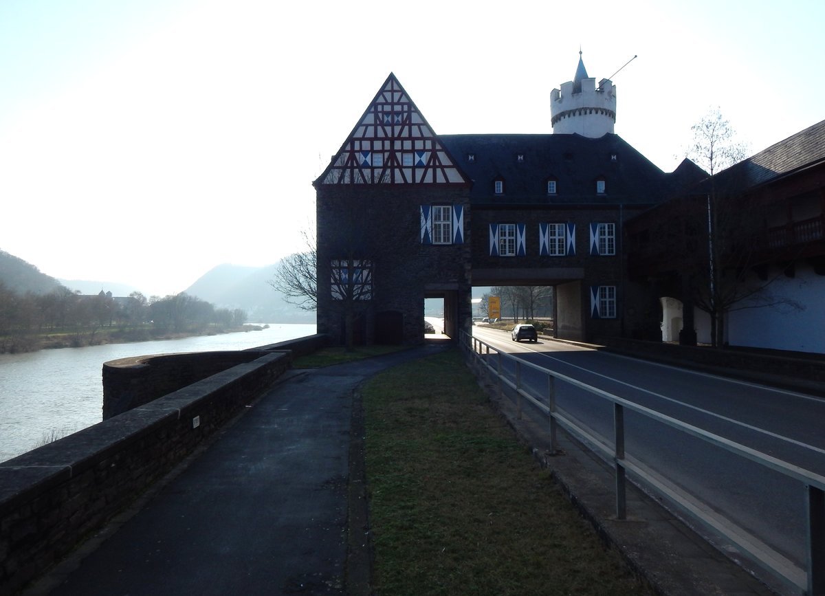 KOBERN-GONDORF/MOSEL-SCHLOSS/FLUSSBURG VON DER LEYEN MIT STRASSENUNTERQUERUNG
Die Flussburg/Schloss und Stammsitz der Frsten VON LEYEN,mit Bauteilen aus Gotik und Renaissance,
stammt aus dem 14. bis 17. Jahrhundert.Um einen Abriss zu vermeiden,wurde eine Untertunnelung/
Durchquerung der Schlossanlage durchgefhrt,in der sich heute ein WEIN- und HEIMATMUSEUM
befinden...
Hatte sie schon mal von der Vorderseite fotografiert,finde aber auch diese Rckansicht faszinierend...
am 6.2.2015...