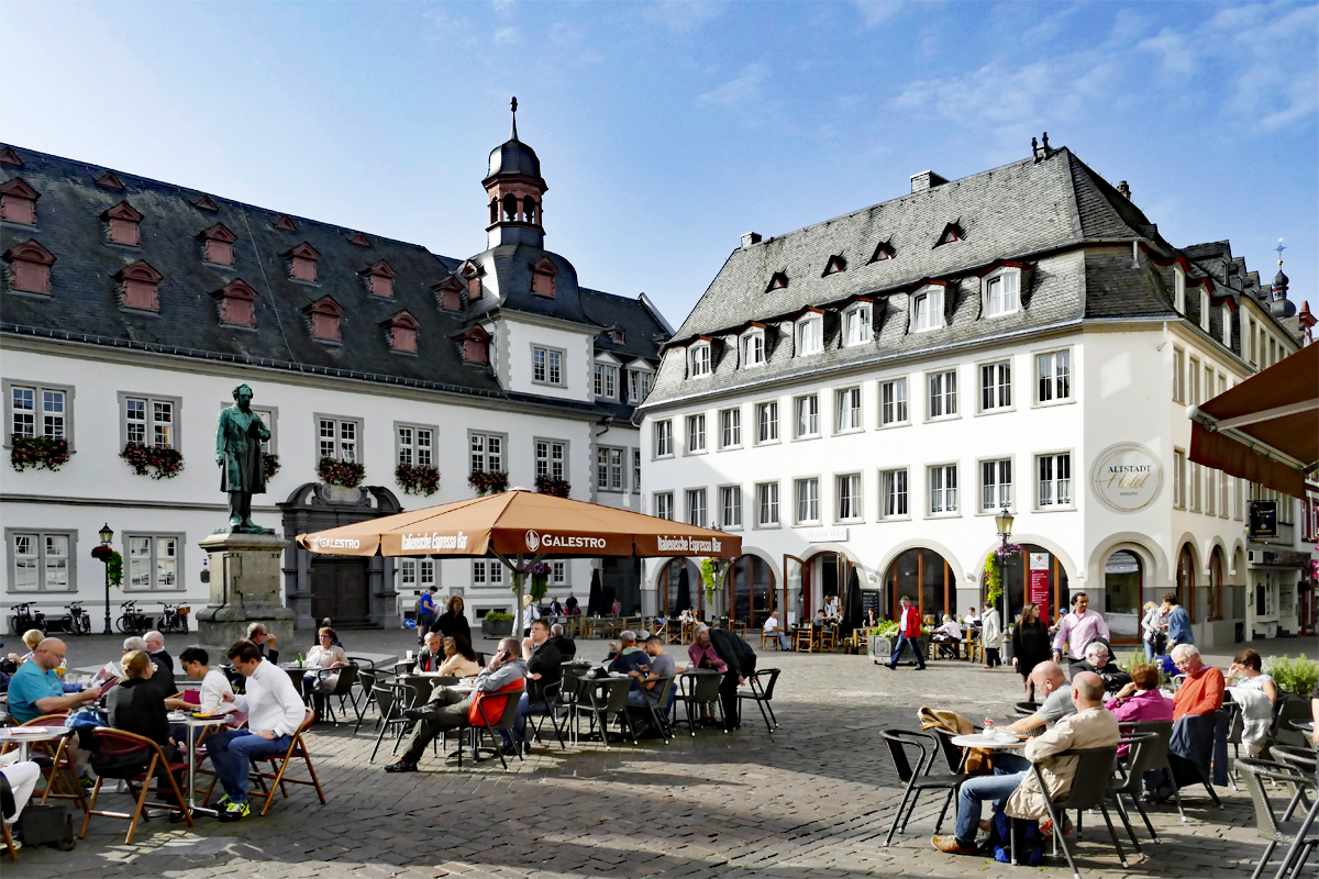 Koblenz: Altstadthotel und Rathaus (links) am Jesuitenplatz - 16.10.2017