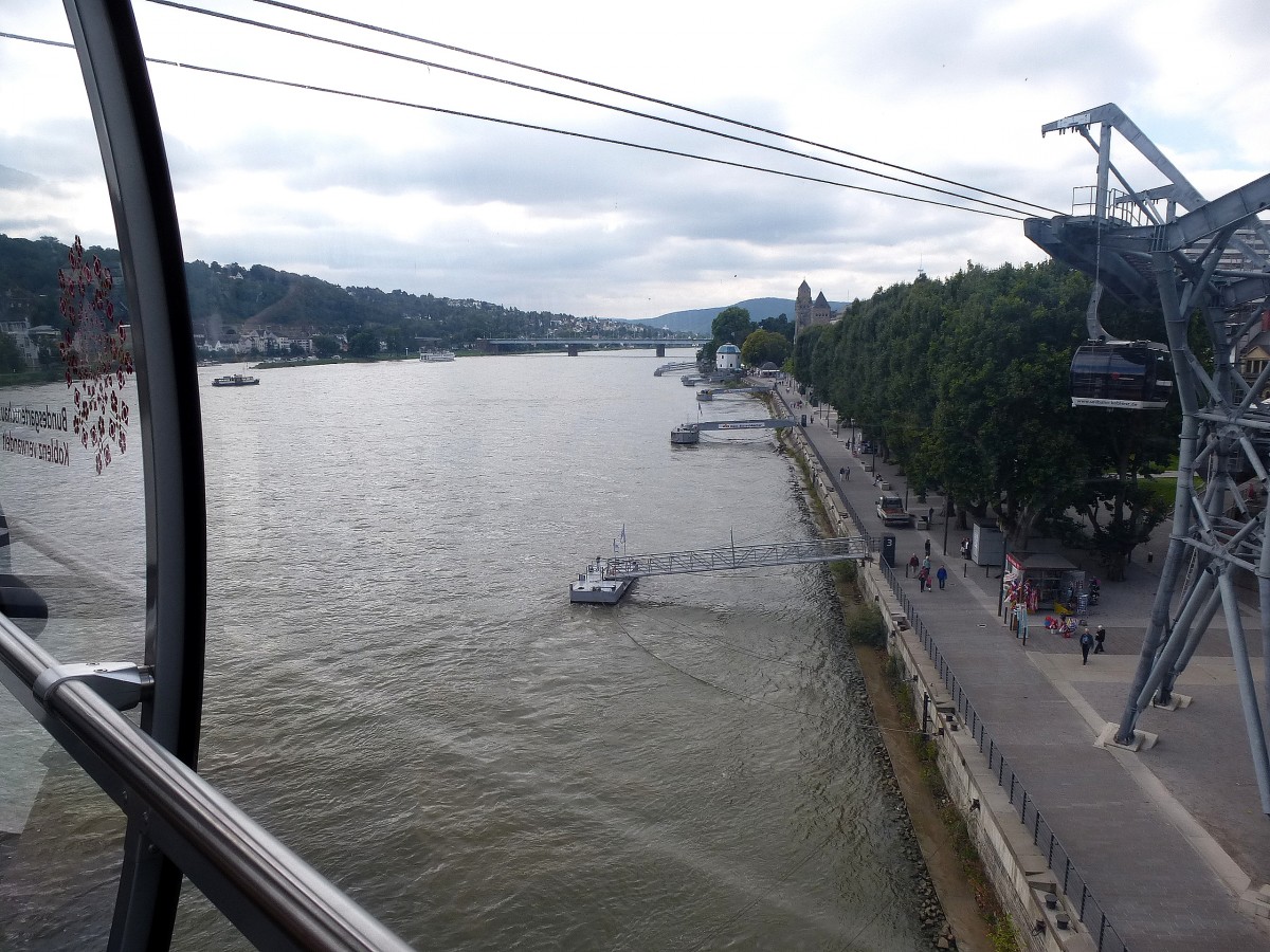 Koblenz, Blick aus der Seilbahngondel auf das Rheinufer, Sept.2014