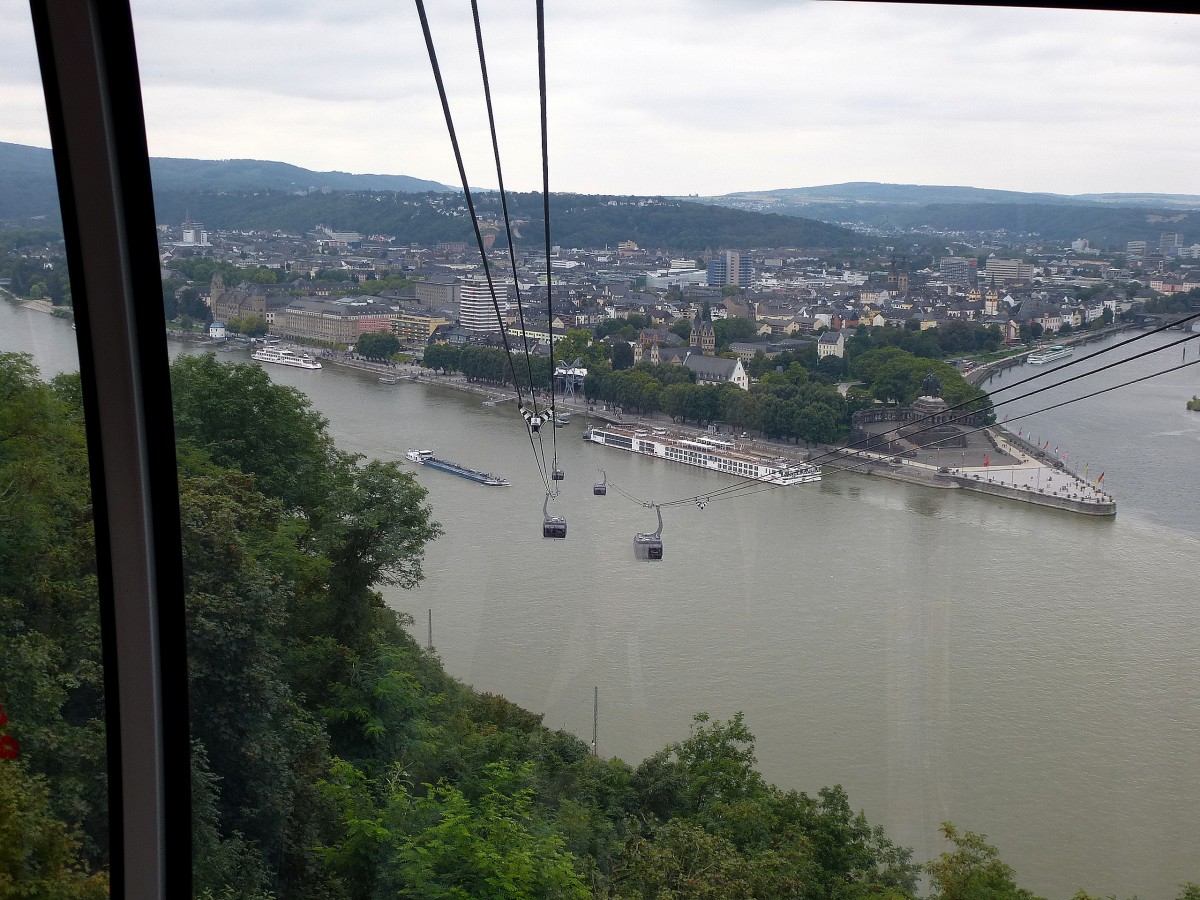 Koblenz, Blick aus der Seilbahngondel kurz nach dem Verlassen der Bergstation auf Koblenz, den Rhein, das Deutsche Eck und die Mosel rechts, Sept.2014