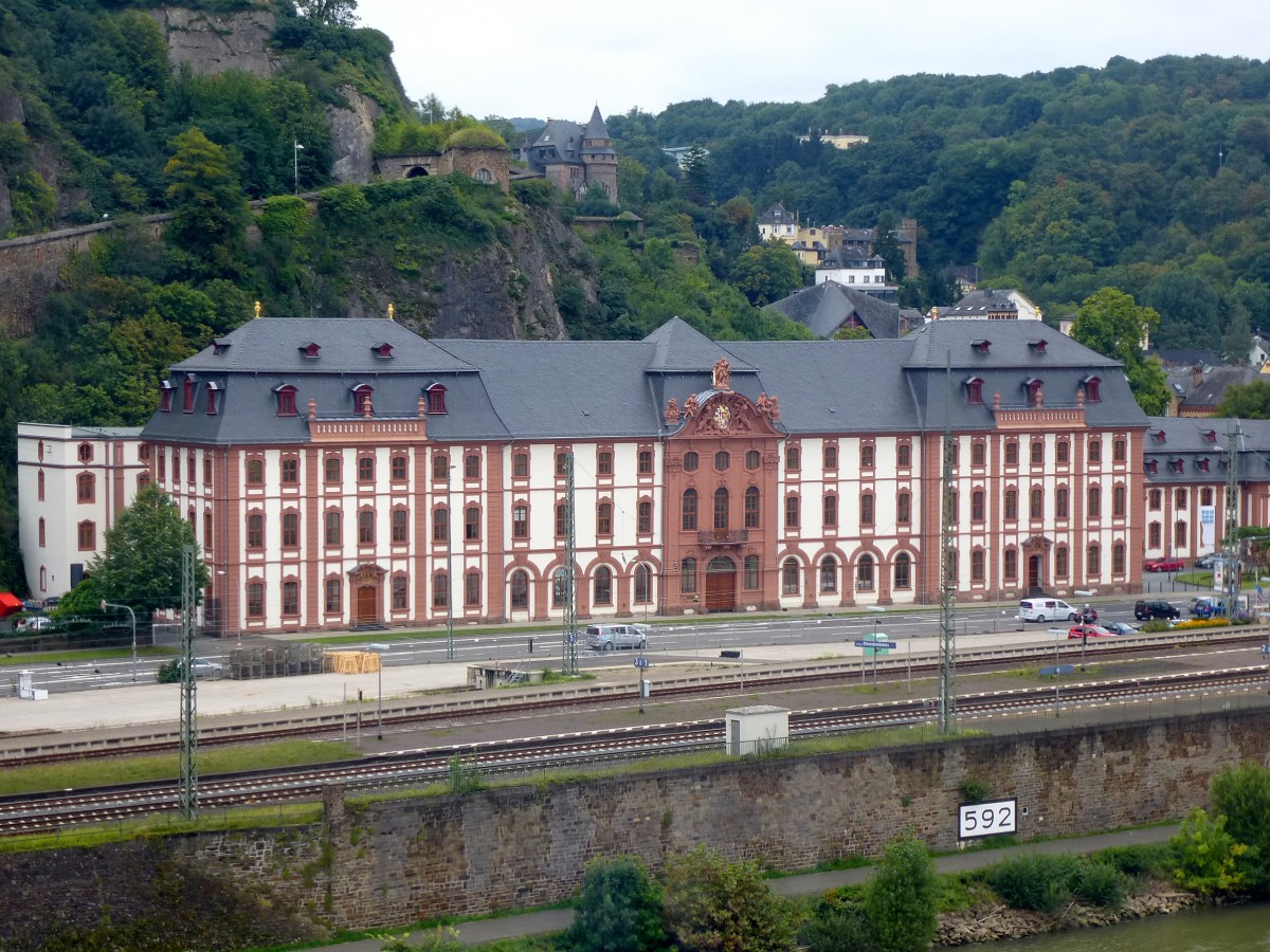 Koblenz, Blick aus der Seilbahngondel über den Rhein auf das Dikasterialgebäude, ein kurfürstlicher Verwaltungsbau, 1738-49 errichtet vom Baumeister Balthasar Neumann, Sept.2014
