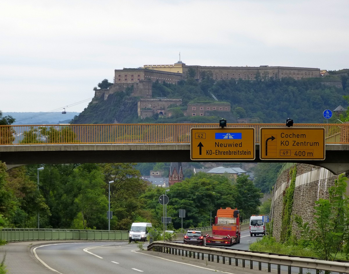 Koblenz, Blick von der B42 zur Festung Ehrenbreitstein auf dem ca.120m hohen Bergsporn ber dem Rhein, Sept.2014