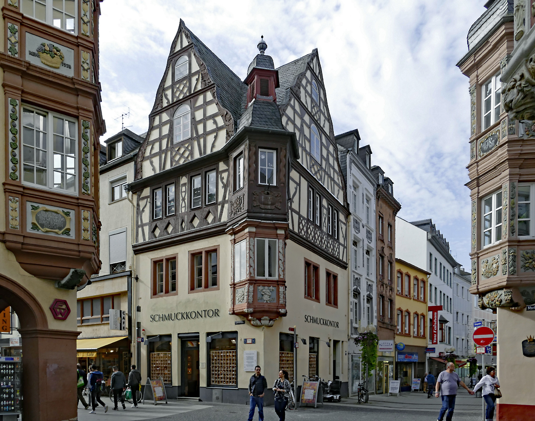 Koblenz: Denkmalzone  Vier Trme  an der Kreuzung Altengraben/Lhr- und Marktstrasse - 16.10.2017