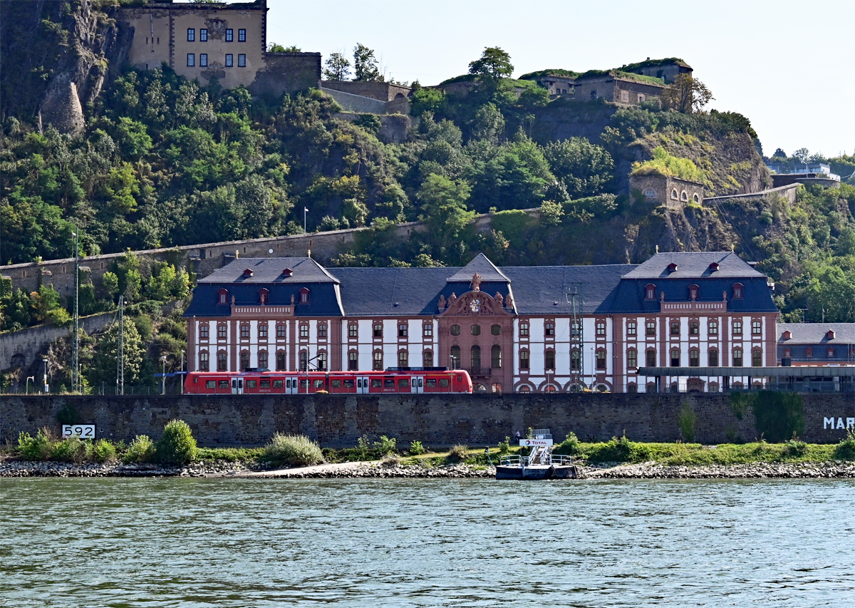 Koblenz - Dikasterialgebude unterhalb der Festung Ehrenbreitstein. 08.09.2021 