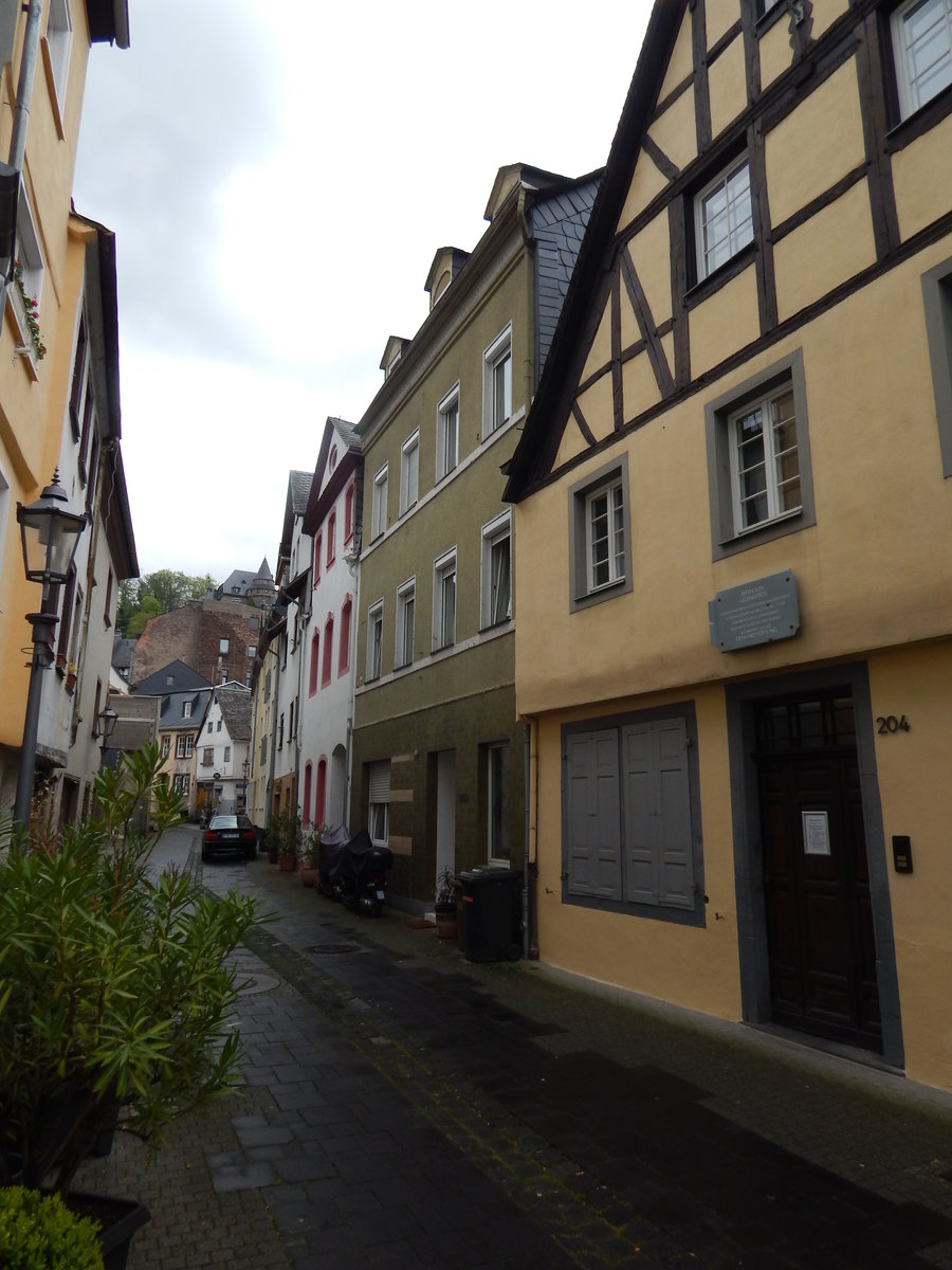 KOBLENZ-EHRENBREITSTEIN

Hier,im Koblenzer Stadtteil EHRENBREITSTEIN,in der WAMBACHGASSE im Haus vorne rechts,
wurde MARIA-MAGDALENA KEVERICH,die Mutter des Musikgenies LUDWIG VAN BEETHOVEN
geboren,hier am 25.4.2015....