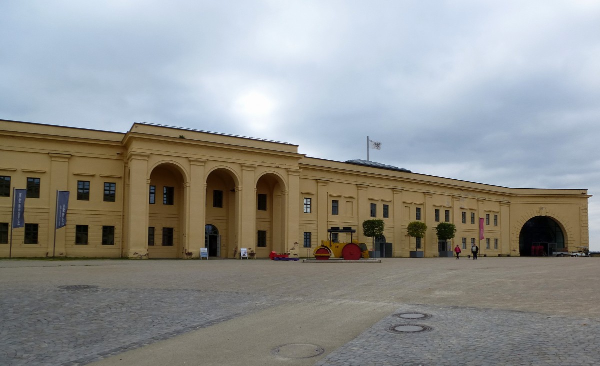 Koblenz, Festung Ehrenbreitstein, Blick ber den Oberen Schlohof, ehemaliger Exerzier-und Appellplatz, zur Hohen Ostfront mit der Hauptwache, Sept.2014