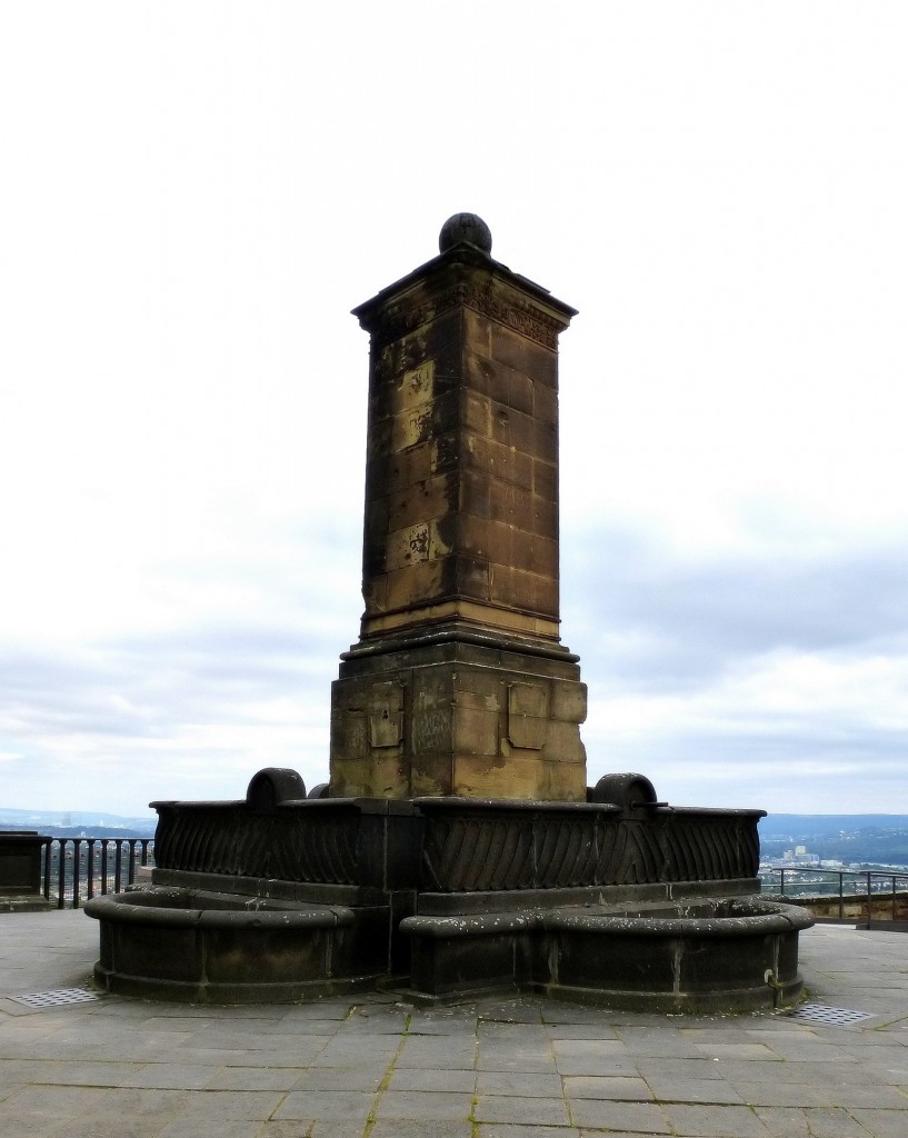 Koblenz, Festung Ehrenbreitstein, das Brunnendenkmal auf dem Oberen Schlohof, Sept.2014