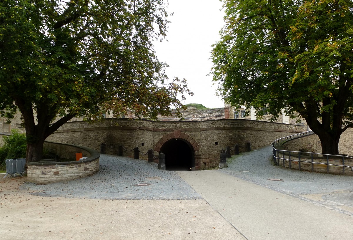 Koblenz, Festung Ehrenbreitstein, Eingang zu den gedeckten Verbindungswegen zwischen den Festungsbauten, Sept.2014