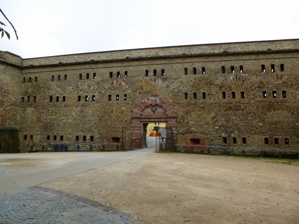 Koblenz, Festung Ehrenbreitstein, der Riegel zum Oberen Schlohof (Kurtine), Sept.2014