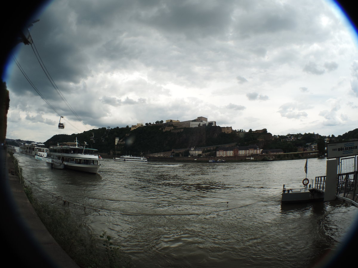 KOBLENZ MIT RHEIN UND FESTUNG EHRENBREITSTEIN
Von der Talstation der Seilbahn fllt am 17.6.2018 der Blick auf das jenseitige Rheinufer mit dem
Stadtteil und der FESTE EHRENBREITSTEIN-durchs fisheye gesehen....