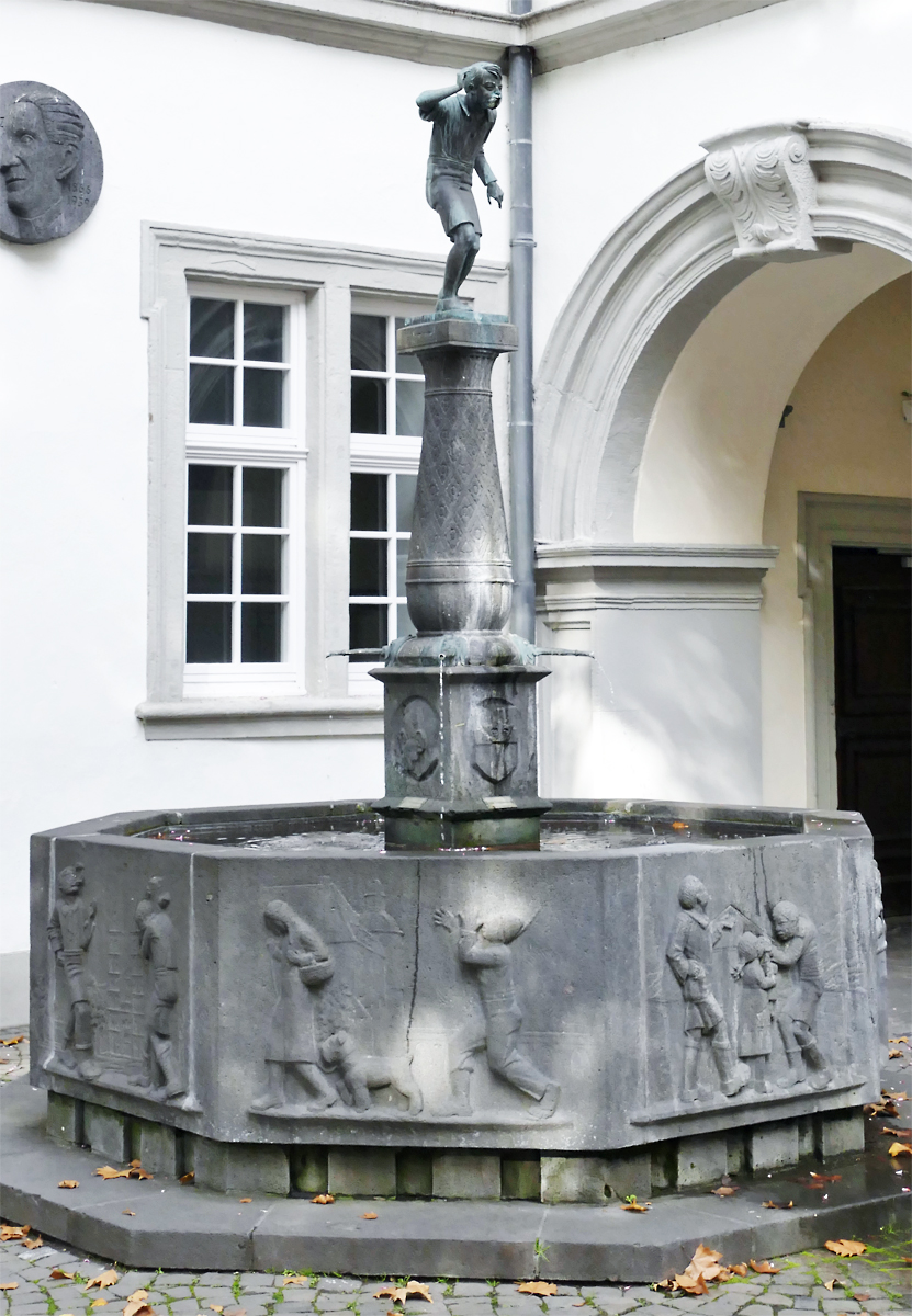 Koblenz: Schängelbrunnen vor dem Rathaus am Willi-Hörter-Platz - 16.10.2017