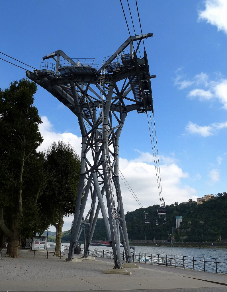 Koblenz, der untere Mast der Seilbahn zur Festung Ehrenbreitstein am Rheinufer, Sept.2014