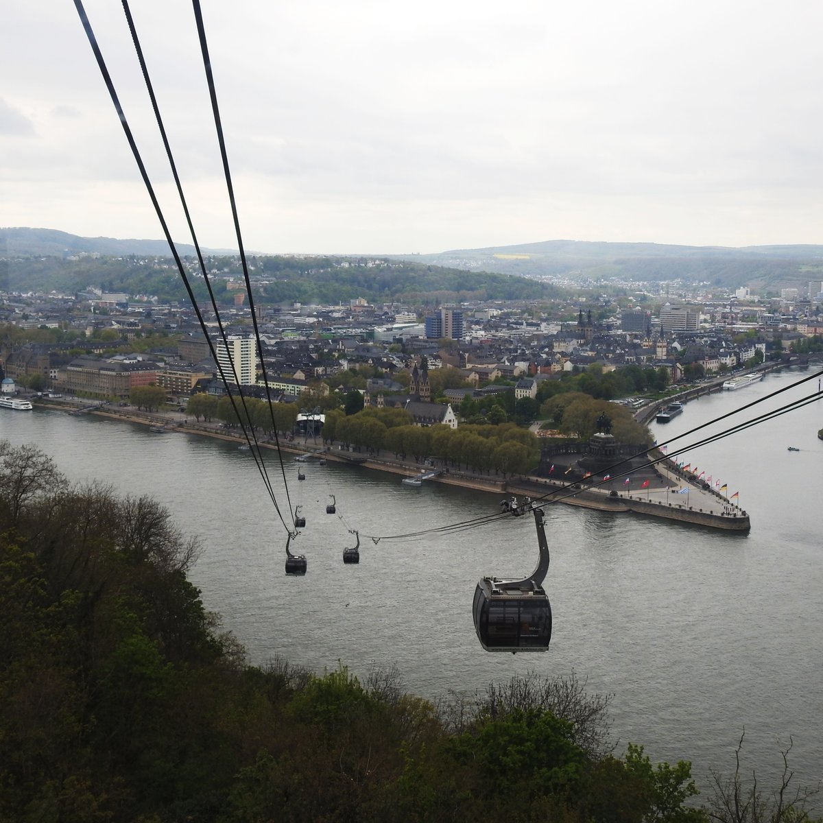 KOBLENZ-ZWISCHEN HIMMEL UND RHEIN.....
Wirklich atemberaubende Ausblicke auf die Stadt am Zusammenfluss von RHEIN und MOSEL erhlt man bei einer
Fahrt mit der hochmodernen Gondelseilbahn auf die Feste EHRENBREITSTEIN,hier am 22.4.2017.....